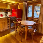 Дерев'яний котедж Marmotte Mountain Manor *