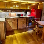 Дерев'яний котедж Marmotte Mountain Manor *